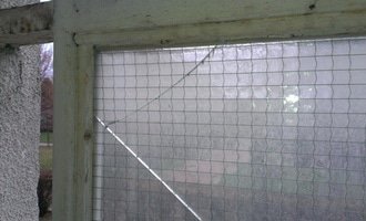 Výměna prasklého skla na balkoně - stav před realizací
