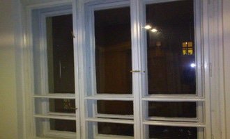 Renovace špaletových oken a parapetů + dveří - stav před realizací