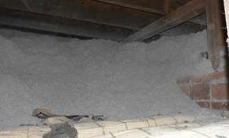 Foukaná izolace ploché střechy a vytvoření podhledu.