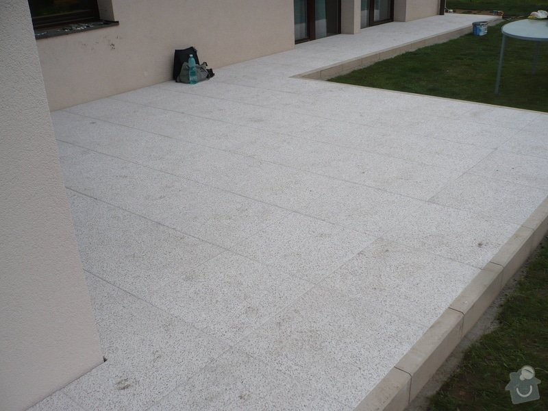 Zhotovení sádrokartonu, strukturová omítka a betonová dlažba.: P1080329