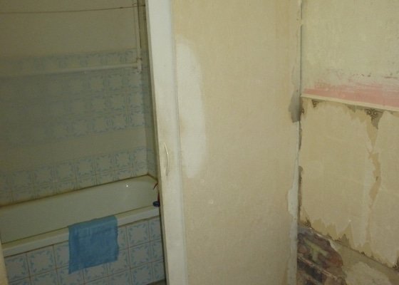 Vyrovnání stěn v koupelně: zaházení nerovností, vyrovnávky lepidlem, vyštukování.