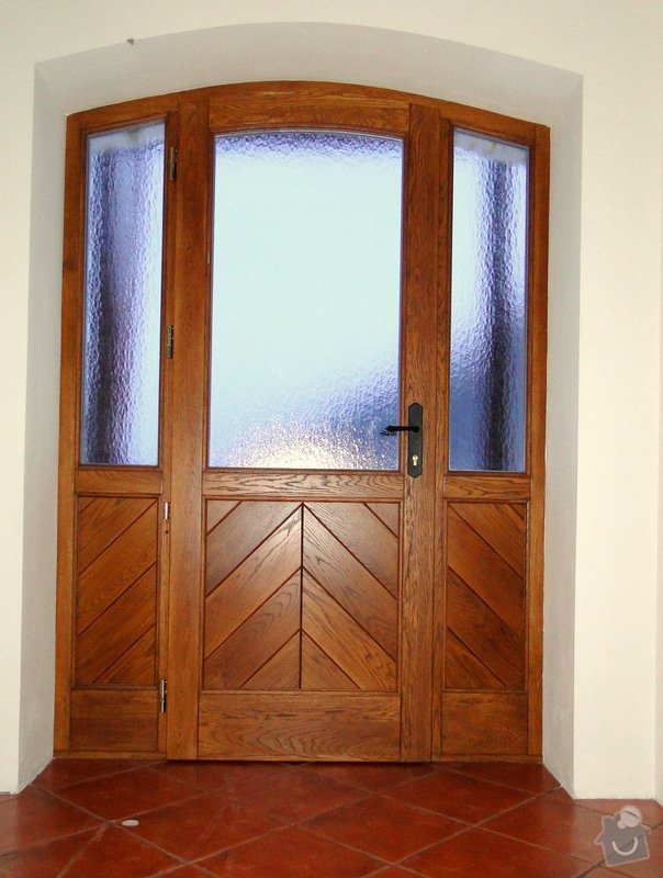 Obloukové vchodové dveře a garážová vrata: Dvere