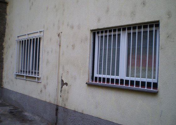 Nátěr okenních mříží v suterénu domu - stav před realizací