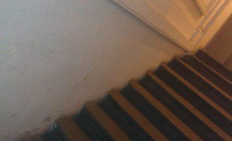 Sklopné nájezdové kolejnice (lišty) pro sjezd/výjezd kočárků/popelnic přes vstupní schodiště činžovního domu - stav před realizací