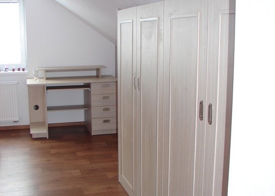 Vybavení ložnice včetně posuvných dveří 