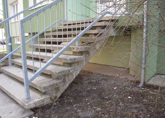 Renovace schodiště do panel.domu - stav před realizací