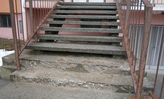 Rekonstrukce  venkovního schodiště - stav před realizací