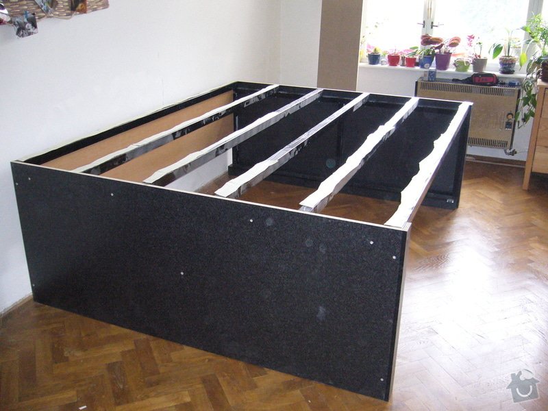 Pódium s výsuvnou postelí + šuplíčky úložné: P1050307