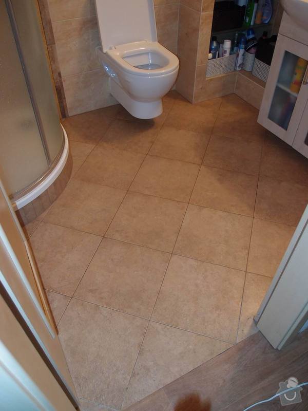 Obklady + podlahy v koupelnách, WC, kuchyni, omítky, vyzdění: koupelna1_podlaha_m