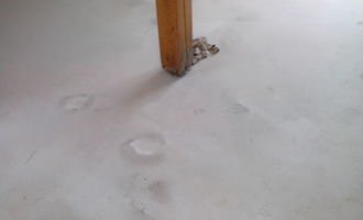 Oprava betonove podlahy v byte po spackane praci remeslnika - stav před realizací