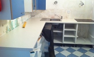 Instalace kuchyňské pracovní desky - stav před realizací