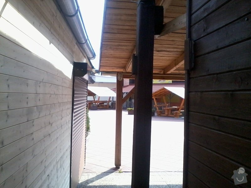 Tesaře - napojit  střechou i stěnami dřevěné stánky: 2013-04-17_11.07.52