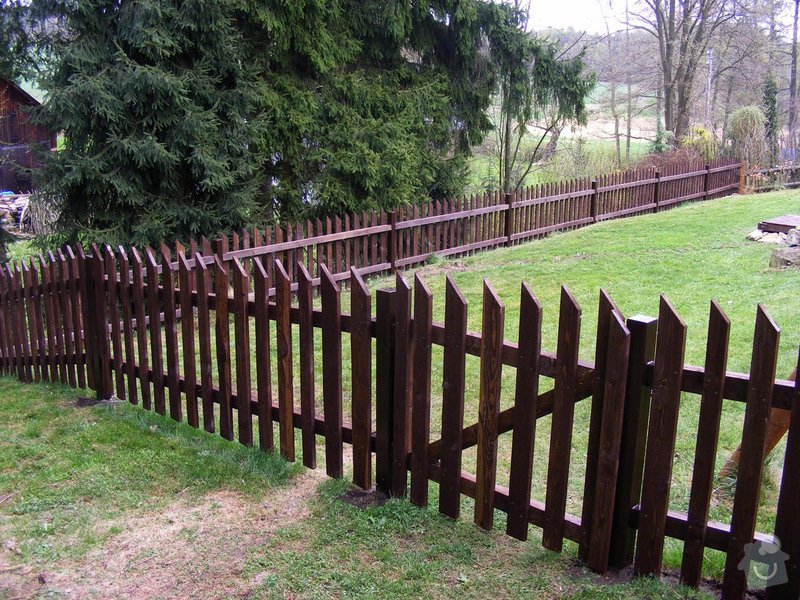 Dřevěný plot okolo chalupy: dokonceni_plotu_019