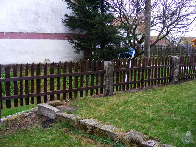 Dřevěný plot okolo chalupy: dokonceni_plotu_009