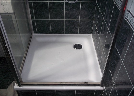 Výměna vaničky sprchového koutu, přespárování obkladů ve sprše
