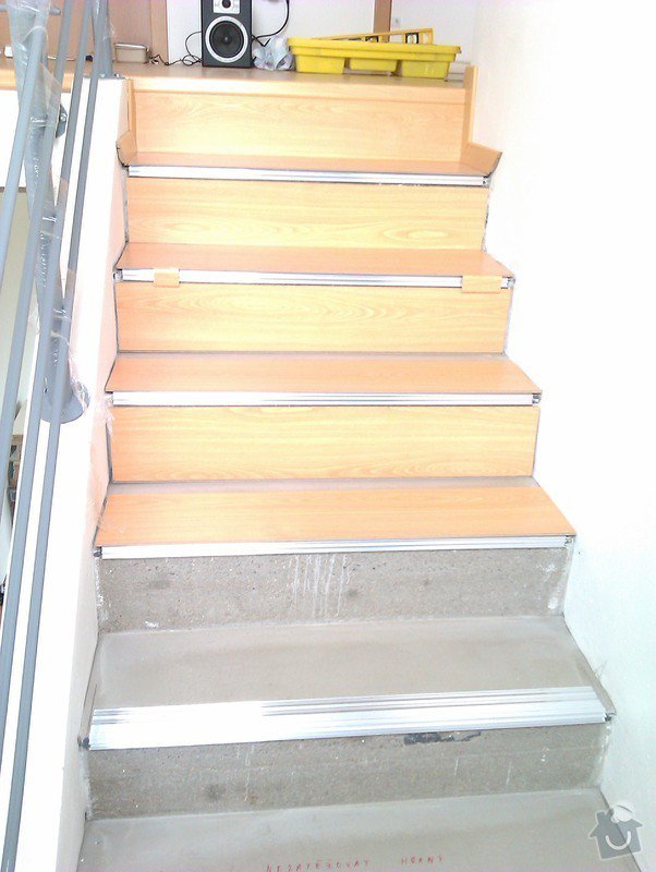 Pokládka plovoucí podlahy včetně obložení schodiště: IMAG0179