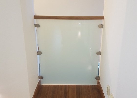 Interiérové zábradlí v RD - nerez/sklo/dřevěné madlo