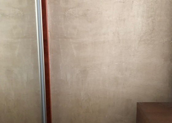 Imitace pohledového betonu v ložnici