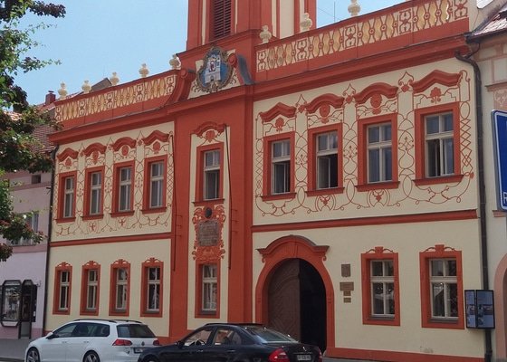 Štukatérská oprava fasády radnice v Rakovníku