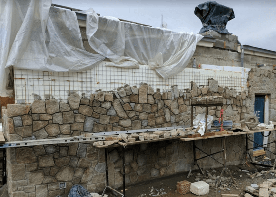 Kamenne práce, obklad domu, zdi