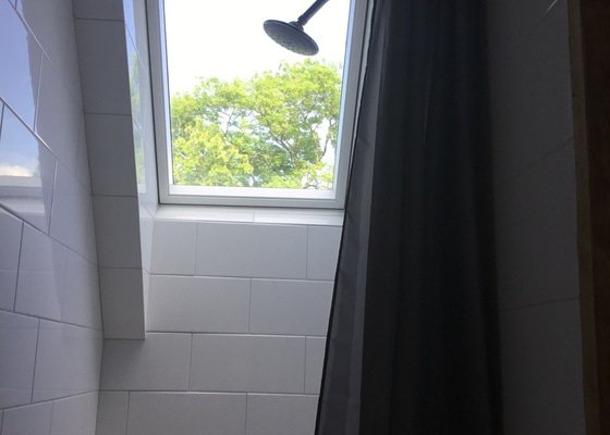 Koupelna na chalupě - montáž dveří