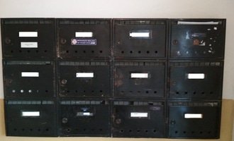 Demontáž a montáž poštovních schránek. - stav před realizací