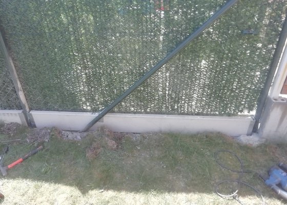 Oprava zfušované části plotu okolo zahrady
