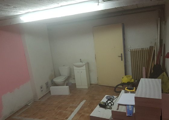 Instalatérské práce v nové koupelně v suterénu RD