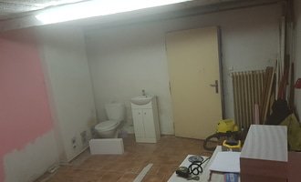 Instalatérské práce v nové koupelně v suterénu RD - stav před realizací