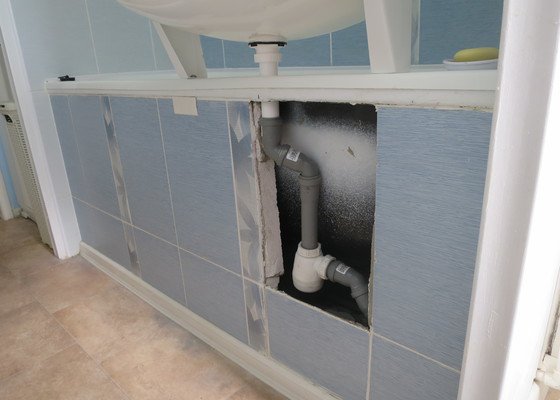 Instalace dlaždice zakrývající přístup k odpadu u vany