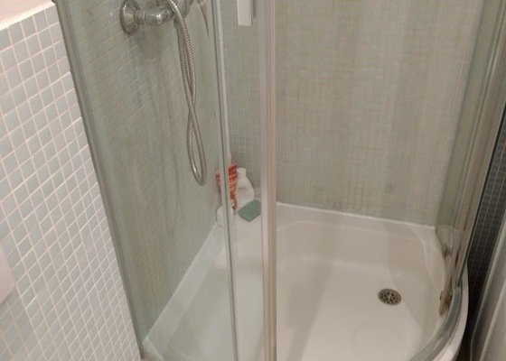 Oprava sprchového koutu - protékající odpad pod sprchovou vaničkou