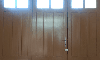 Rekonstukce a nátěr dřevěných vrat u rodinného domu