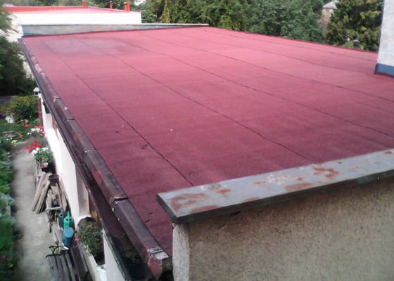 Natření plechových okrajů střechy - stav před realizací