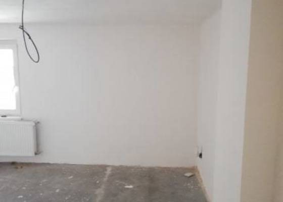 Oprava vnitřních  omítek starého rodinného domu,a oprava podlahy v jedné místnosti,která není stabilní