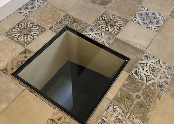 3x pochozí sklo (průhled přízemí / 1.p v interieru) včetně rámu, čistá stěna světlíků 50x50 cm)