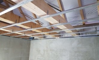 Natažení lepidla,zhotovení štuku,zhotovení SDK stropů včetně osazení trámů