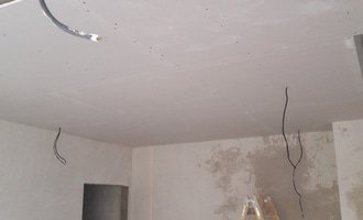 Rekonstrukce bytu - sádrové omítky, atypické SDK stropy
