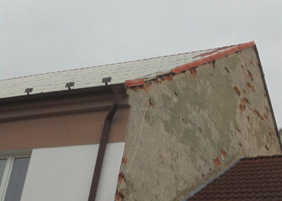 Oprava plechové sřechy na štítu, spadlo 1 kus oplechování+ nadzvednutí střechy-malé