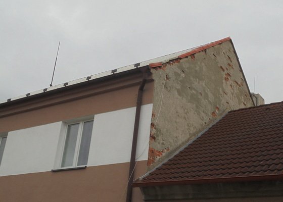 Oprava plechové sřechy na štítu, spadlo 1 kus oplechování+ nadzvednutí střechy-malé