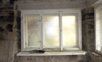 Repase 3 drevenych spaletovych oken + jedny vchodove dvere - stav před realizací