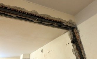 Zdění a nastavení sádrokartonu (+ finální začištění) po vybouraných příčkách v bytě - stav před realizací