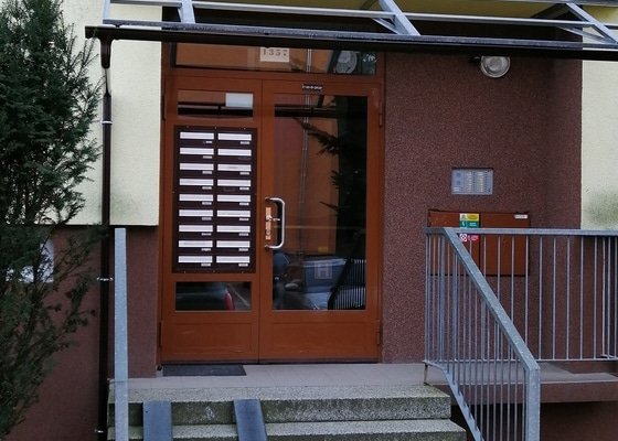 Výroba a instalace přístřešků nad vchodové dveře panelového domu