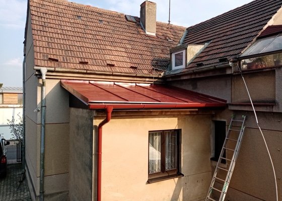 Rekonstrukce plechové střechy - Praha Horní Počernice