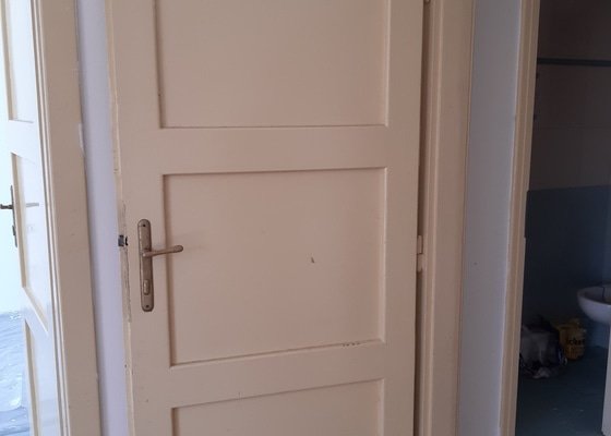Příprava zárubní a starších dřevěných dveří na nátěr a nátěr