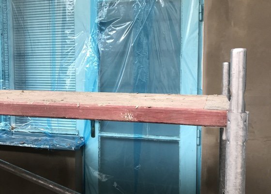 Zařezání dřevěných dveří u podlahy - truhlář