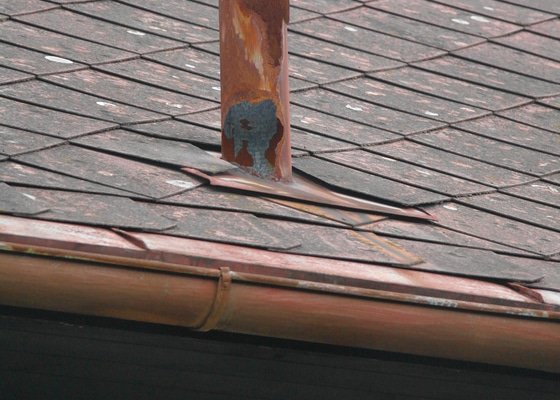 Výměna okapových žlabů, údržba prvků na okraji střechy - stav před realizací