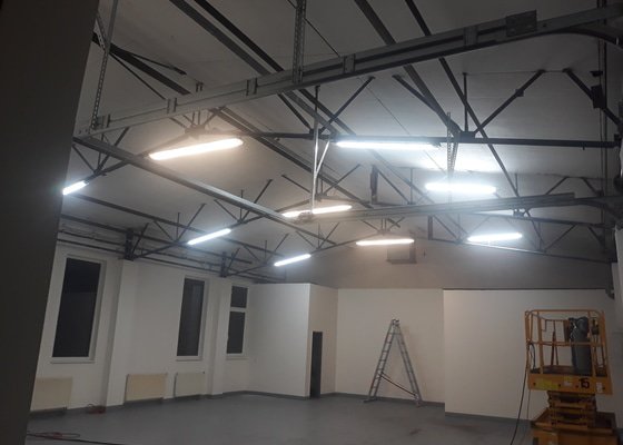 Sádrokartonový strop menší průmyslové haly podlahová plocha 150m2. - stav před realizací