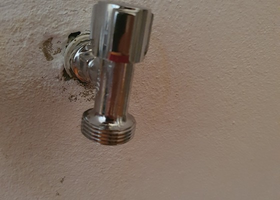 Oprava stěnového přípoje vodovodu v bytě
