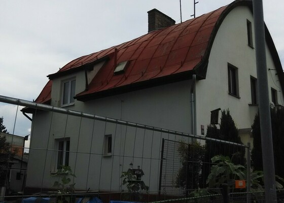 Natřít plechovou střechu rod. domu a výměna střešního okna