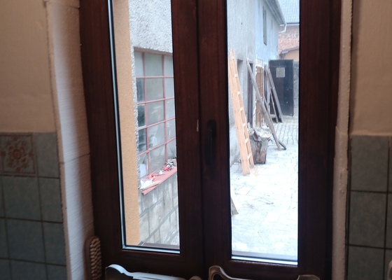 Zapravení oken dveří a omitnutí komína